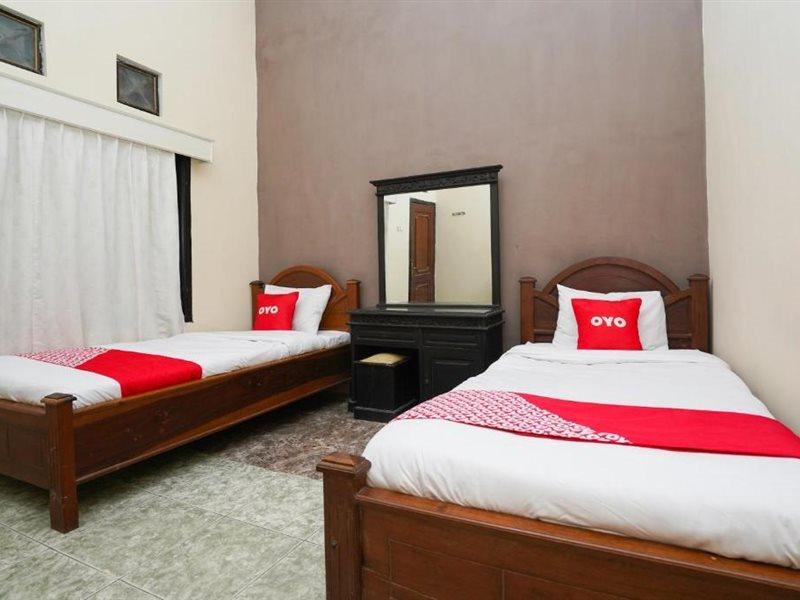 Oyo 2715 Hotel Madinah Syariah Pamekasan Exterior photo