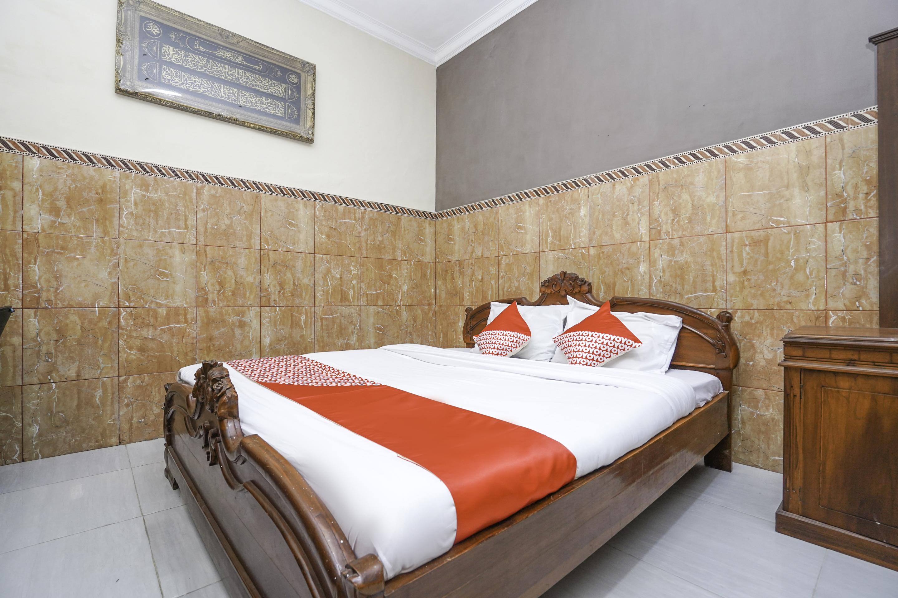 Oyo 2715 Hotel Madinah Syariah Pamekasan Exterior photo