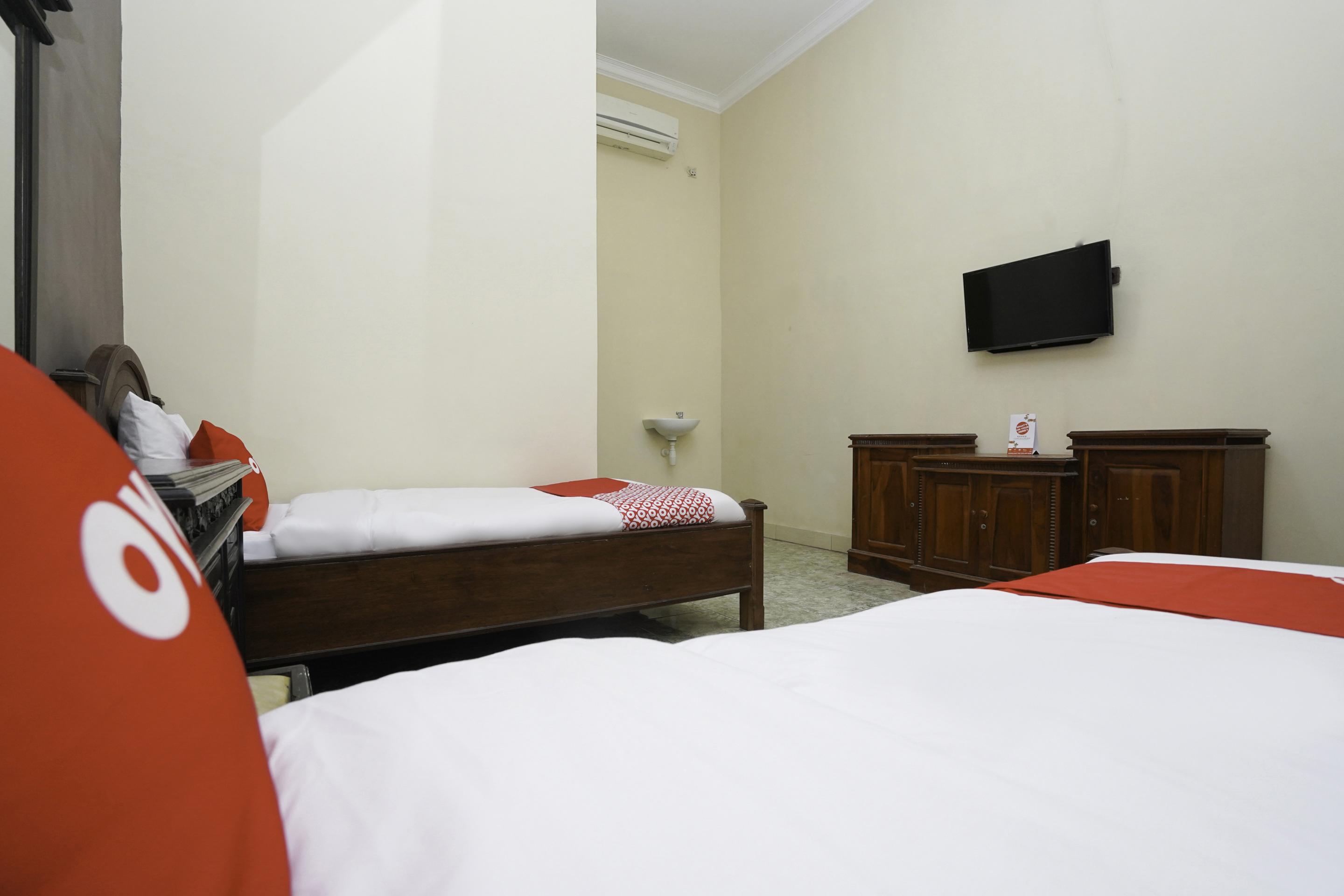 Oyo 2715 Hotel Madinah Syariah Pamekasan Exterior photo