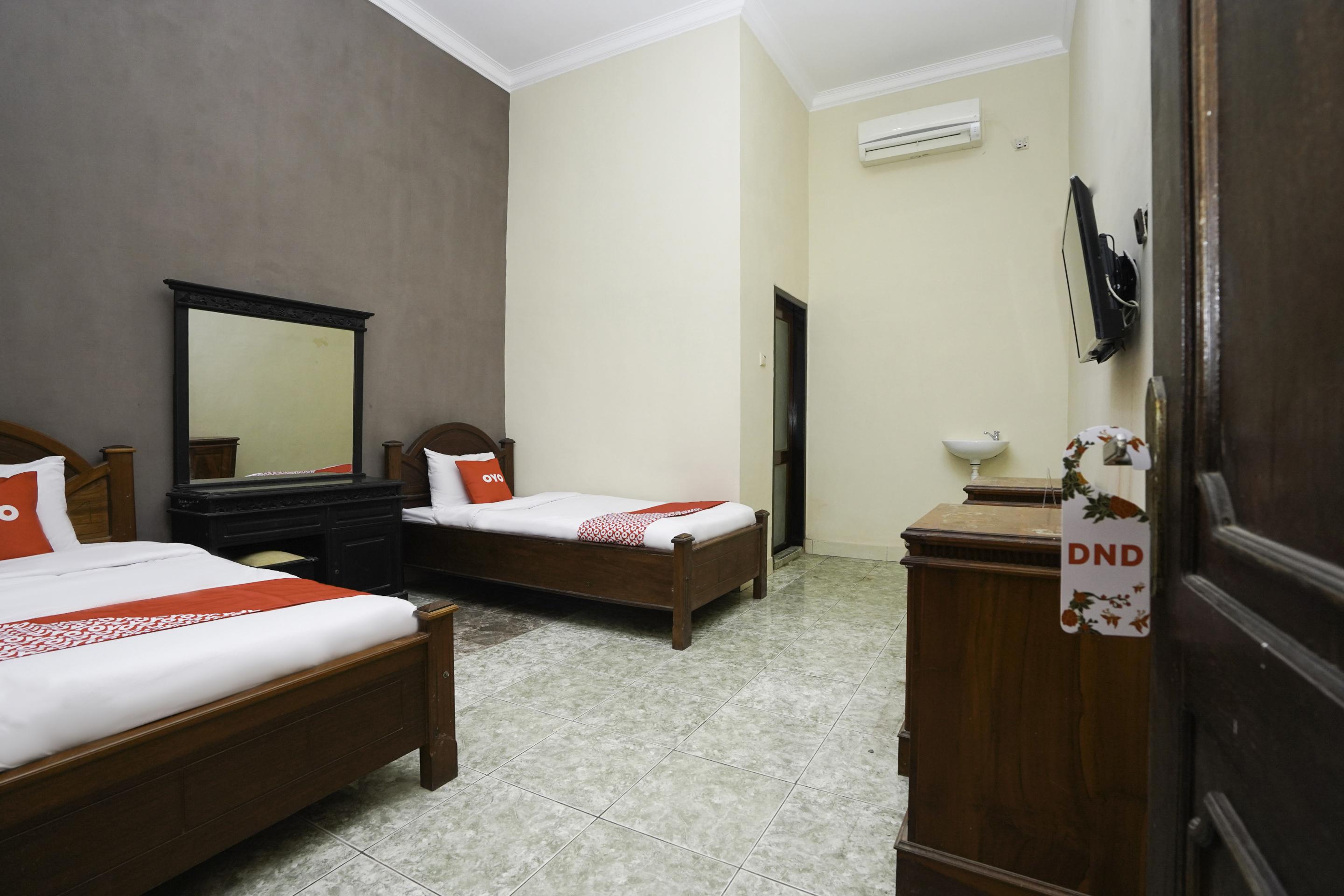 Oyo 2715 Hotel Madinah Syariah Pamekasan Exterior photo