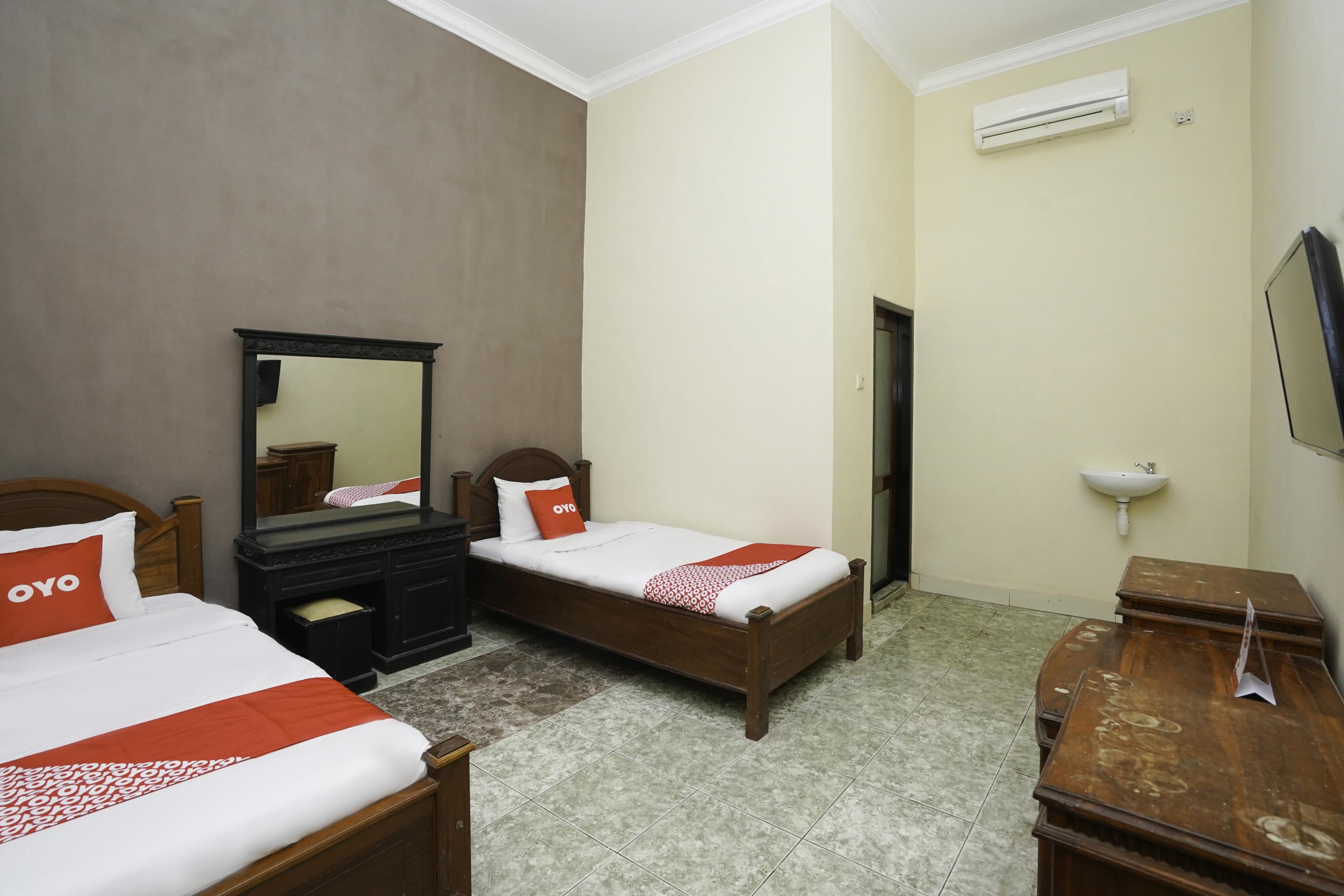 Oyo 2715 Hotel Madinah Syariah Pamekasan Exterior photo