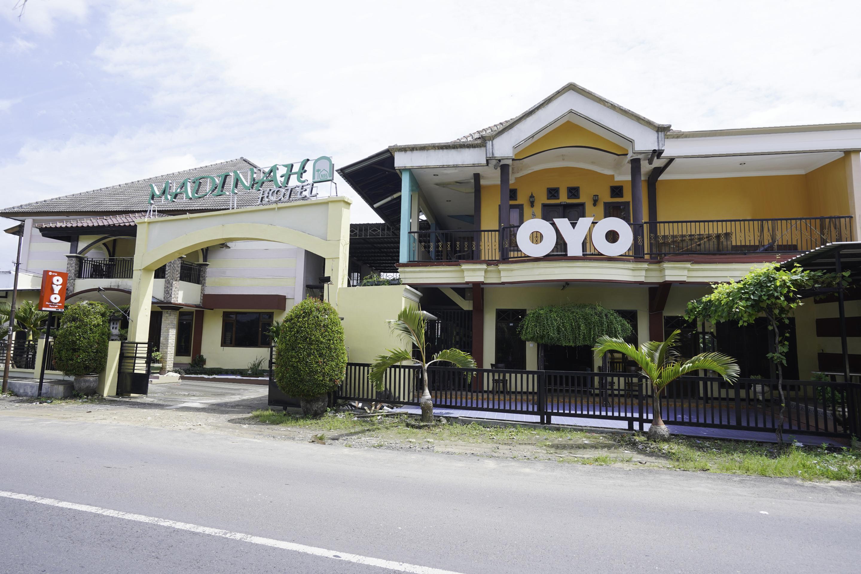 Oyo 2715 Hotel Madinah Syariah Pamekasan Exterior photo