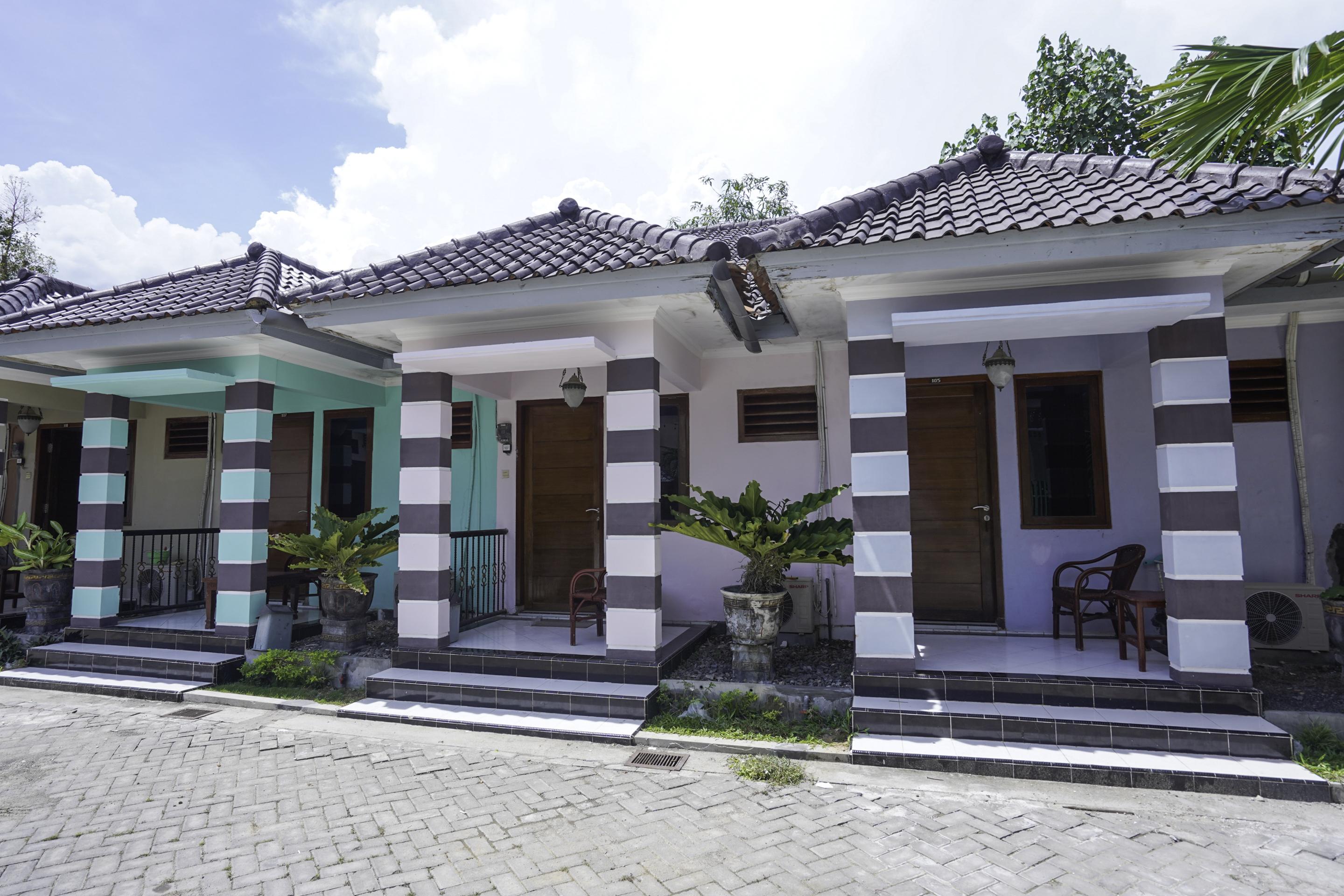 Oyo 2715 Hotel Madinah Syariah Pamekasan Exterior photo