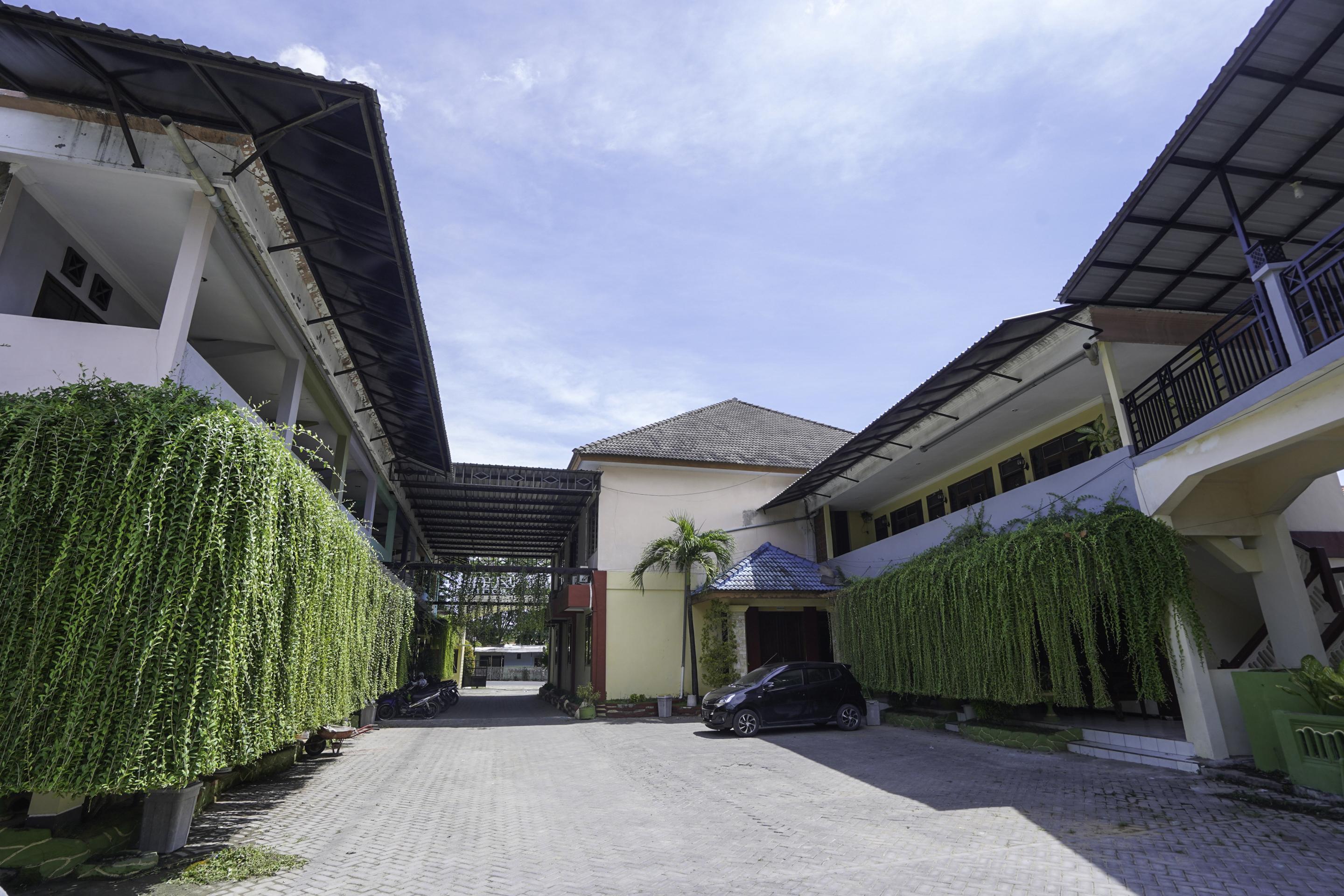 Oyo 2715 Hotel Madinah Syariah Pamekasan Exterior photo