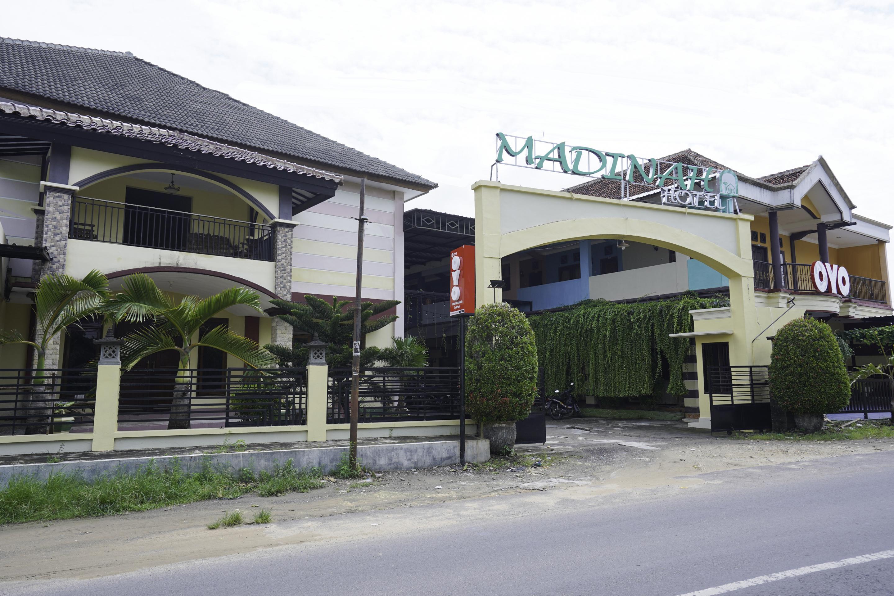 Oyo 2715 Hotel Madinah Syariah Pamekasan Exterior photo
