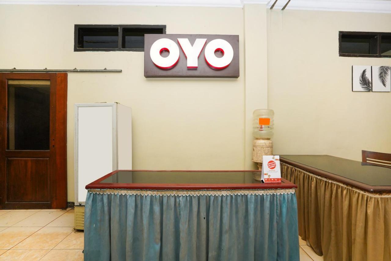 Oyo 2715 Hotel Madinah Syariah Pamekasan Exterior photo