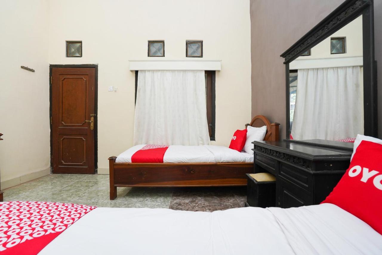 Oyo 2715 Hotel Madinah Syariah Pamekasan Exterior photo