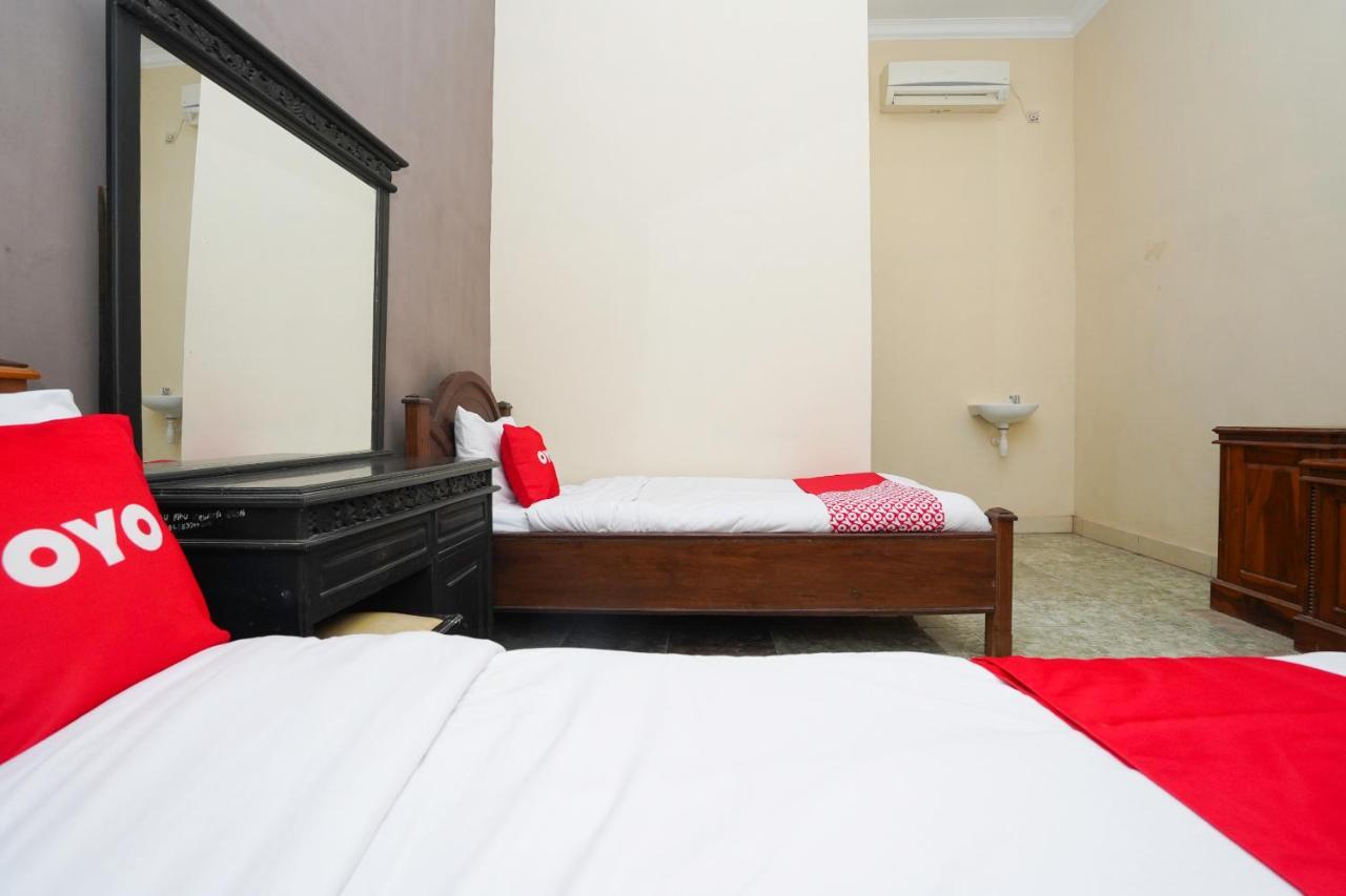 Oyo 2715 Hotel Madinah Syariah Pamekasan Exterior photo